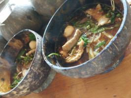 ก๋วยเตี๋ยวหมูย่างกะทิสด food