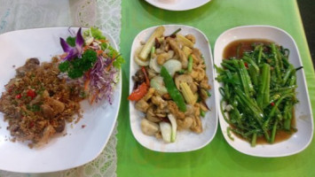 Tong Daeng Seafood food