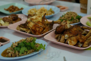 ไก่ย่างวรรณา food