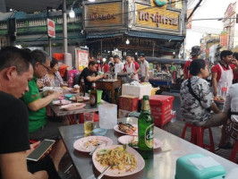 Lek Rut Seafood เล็ก รัตน์ ซีฟู้ด food