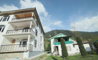 Pahalgam Resort And Cottages outside