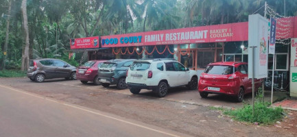 New Foodcourt Family outside