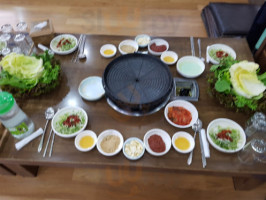 황토생삼겹 food