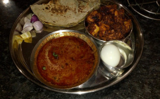 Sonyachi Kombadi Khanawal food