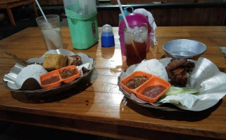 Rumah Bebek Goreng Bumbu food