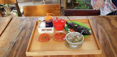 Warung Bang Daeng food