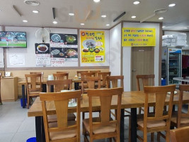 천수만바지락칼국수 inside