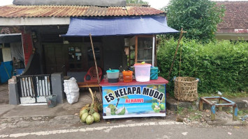 Es Kelapa Muda Alhawi food