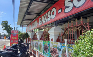 Warung Omah-q Mie Ayam Bakso Soto inside