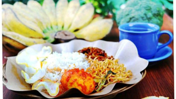 Warung Mbak Lin Nasi Uduk food