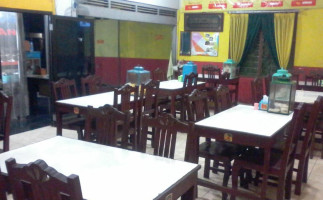 Rumah Makan Padang Meriah inside