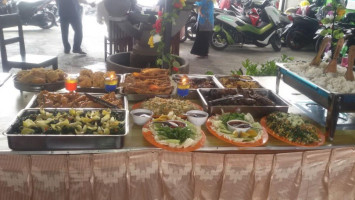 Warung Lesehan Bang Toyib food