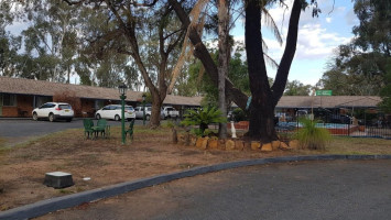 Matthew Flinders Motor Inn outside