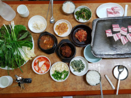 질고개쌈밥 food