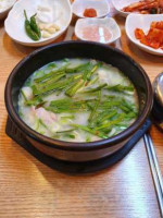 신리돼지국밥 food