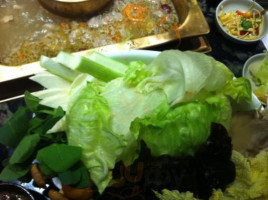 Méi Zhōu Dōng Pō Jiǔ Lóu Yì Zhuāng Diàn food