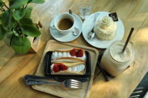 S Cafe Bistro food