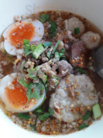 ก๋วยเตี๋ยวฟ้าใหม่ food