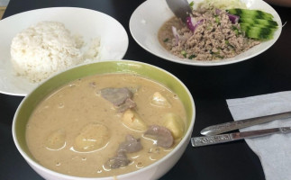 Family Thais: Lamom's Thai Tucker And Takeaway food