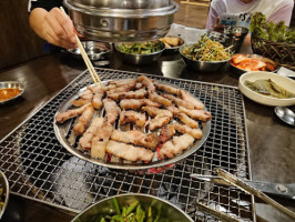 드럼통장작구이 food