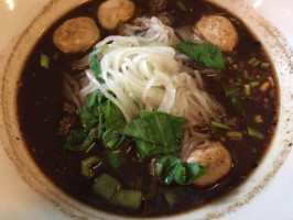 ก๋วยเตี๋ยวเรือบ้านสวน นายหงอก 1) food