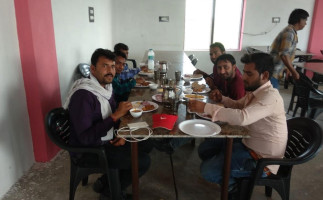 Hariyali Family Summing Pull food