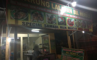 Warung Lalapan Bu Heru 2 inside