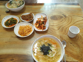 장신손칼국수 food