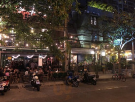 Le Café Des Stagiaires Bangkok inside