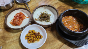 앞뱅디식당 food