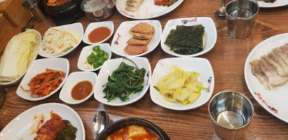 돈통마늘보쌈 food