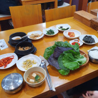 논두렁우렁쌈밥 food