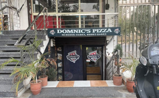 Domnic's Pizza outside