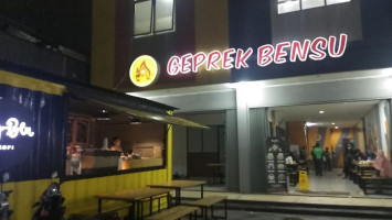 Geprek Bensu Cirendeu food