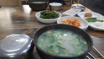 통통돼지국밥 food