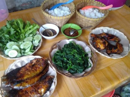 Pondok Saung Nayfel food