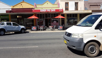 Gundy Pizza inside