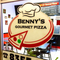 Benny's Gourmet Pizza food
