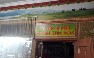 Rumah Makan Lereng Indah Masakan Padang inside