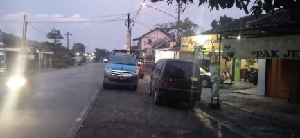 Ayam Tulang Lunak Mbak Tutut Watubonang outside