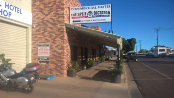 Commercial And Bottleshop Longreach outside
