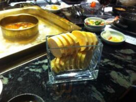 Méi Zhōu Dōng Pō Jiǔ Lóu Yì Zhuāng Diàn food