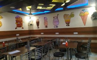 Chaख Lo Cafe (fast-food Ice Cream Parlour) food
