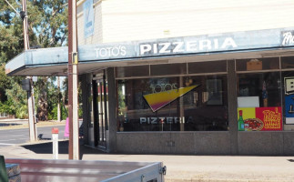 Toto's Pizzeria outside