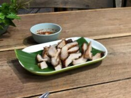ไก่ย่างโคราช วัดหลักสี่ food