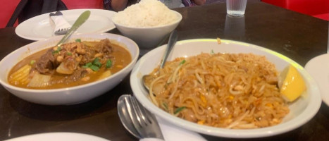 Manee Thai Cuisine food