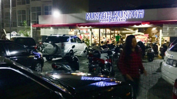 Kunyah Kunyah Food Gallery outside