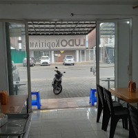 Ludo Kopitiam Moomoo Burger inside