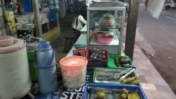 Warung Nasi Uduk Bang Gondo inside