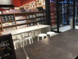 スターバックスコーヒー Tsutaya Bookstore Dōng Yún Diàn inside